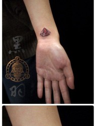 女人手腕流行小巧的钻石纹身图片