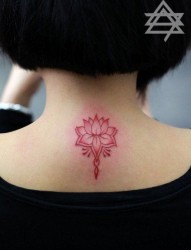 女人背部小巧精美的彩色莲花纹身图片