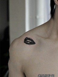 男人肩膀处潮流的黑灰唇印纹身图片