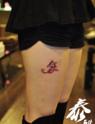 女人腿部小巧可爱的图腾猫咪纹身图片