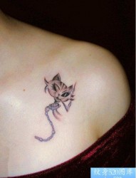 美女胸前小巧可爱的猫咪纹身图片