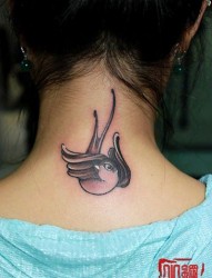 女人颈部小巧流行的小燕子纹身图片