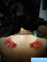 女人背部小巧的彩色小金鱼纹身图片