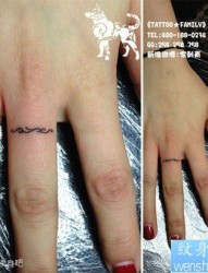 女人手指小巧图腾藤蔓纹身图片