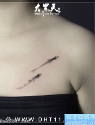 女人胸部小巧流行的水墨鱼纹身图片