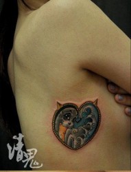 女人侧腰可爱的小海豹纹身图片