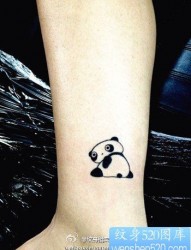 女人腿部可爱的小熊猫纹身图片