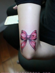 潮流流行的女人手臂蝴蝶结纹身图片