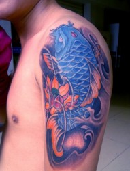 蓝色锦鲤和莲花的手臂纹