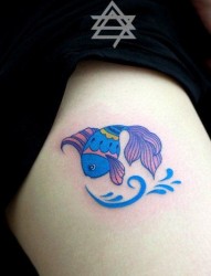 女人腿部小巧好看的小鱼纹身图片