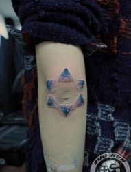 女人手臂漂亮的彩色星空六芒星纹身图片