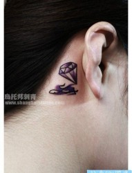 女人耳部小巧精美的钻石纹身图片