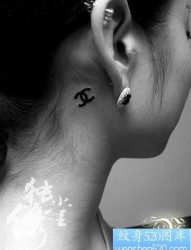 女人耳部小巧潮流的香奈儿标志纹身图片