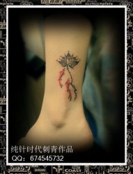 女人腿部小巧唯美的水墨鲤鱼与莲花纹身图片
