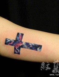 手臂内侧潮流精美的十字架星空纹身图片