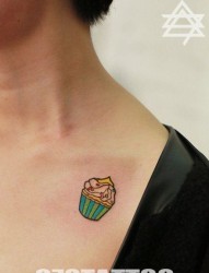 女人胸部小巧潮流的冰激凌纹身图片