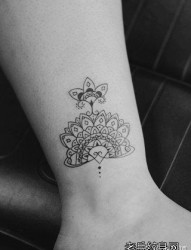 女人腿部流行漂亮的梵花纹身图片