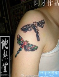 男生肩膀处钻石蜻蜓纹身图片