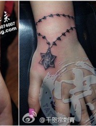 女人手腕小巧清晰的手链纹身图片