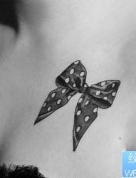 美女胸前时尚精美的蝴蝶结纹身图片