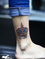 女人腿部唯美流行的皇冠纹身图片