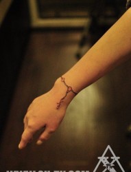 女人手腕精美时尚的手链纹身图片