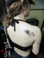 女人肩背仿滨崎步纹身图片