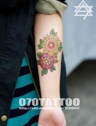 女人手臂小巧潮流的花卉纹身图片