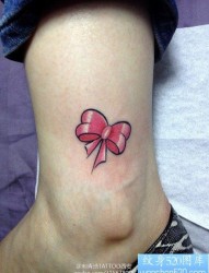 女人脚踝处小巧超酷的蝴蝶结纹身图片