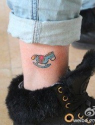 女人腿部潮流流行的小木马纹身图片