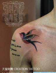 肩膀处小巧潮流的燕子纹身图片