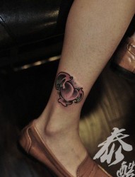女人腿部小巧漂亮的爱心纹身图片