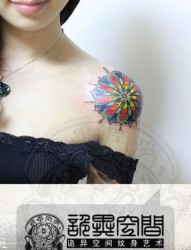 美女肩膀处流行漂亮花卉纹身图片