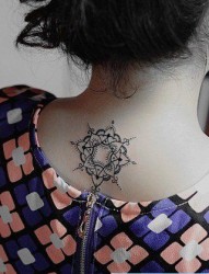 女人后脖子小巧经典的印度风格图腾纹身图片