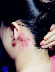 女人耳部时尚小巧的蝴蝶结纹身图片