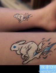 腿部可爱的白色小兔子纹身图片
