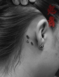 女人耳部可爱的笑脸纹身图片