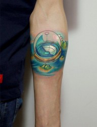 手臂精美的一幅海贼王动漫指南针纹身图片