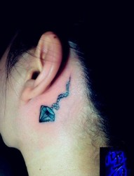 女人耳部小巧清晰的钻石纹身图片