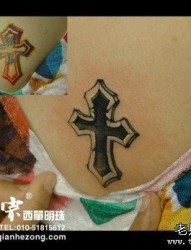 女人后背小巧经典的十字架纹身图片