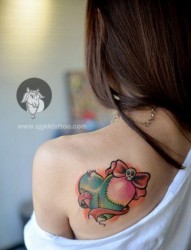 女人肩膀时尚漂亮的爱心纹身图片