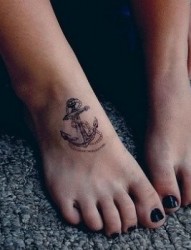 女性脚背漂亮的船锚纹身