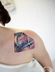 女人肩膀处漂亮的星空钻石纹身图片