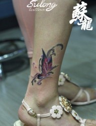 女人腿部时尚潮流的school风格的蝴蝶纹身图片