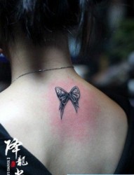 女人后背小巧流行的蝴蝶结纹身图片
