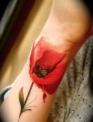 手腕上漂亮的花朵纹身