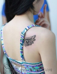 女人肩背小巧唯美的小翅膀纹身图片