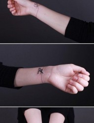 手腕清晰时尚的小手链纹身图片
