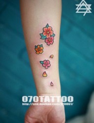 女人手臂小巧时尚的樱花纹身图片