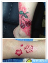 女人小腿小巧精美的彩色樱花纹身图片